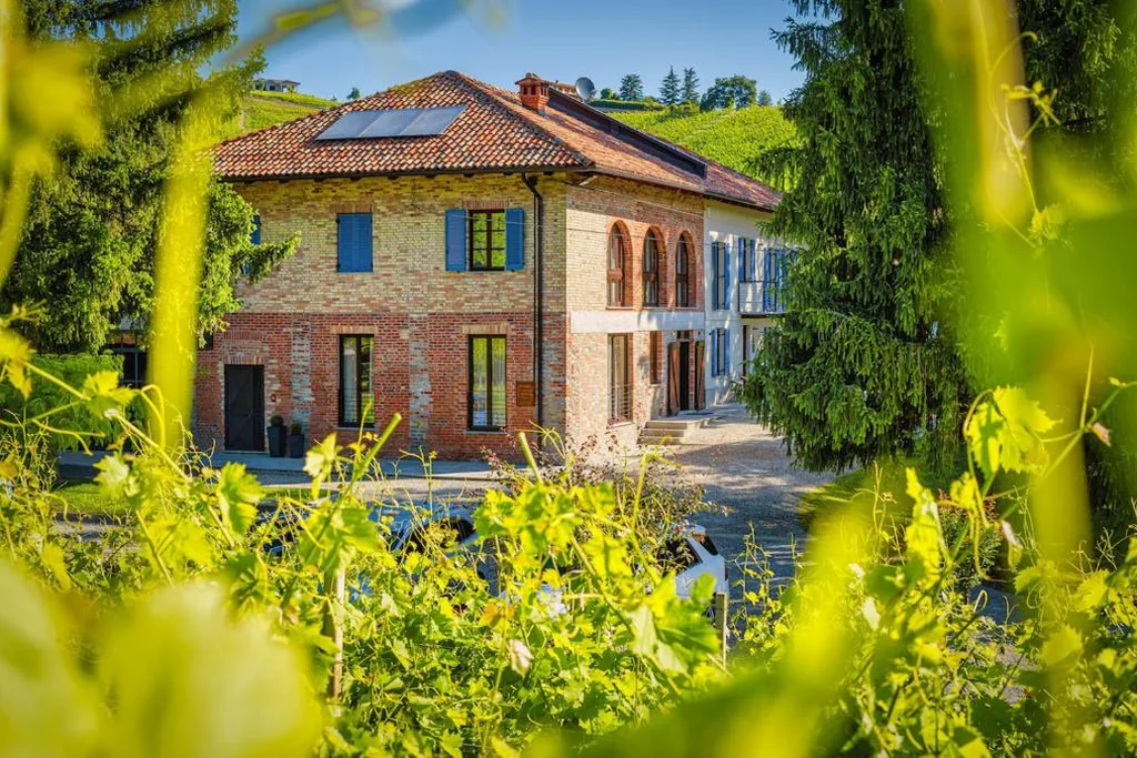 Cascina Bo a Canelli, con piscina tra le colline del Moscato
