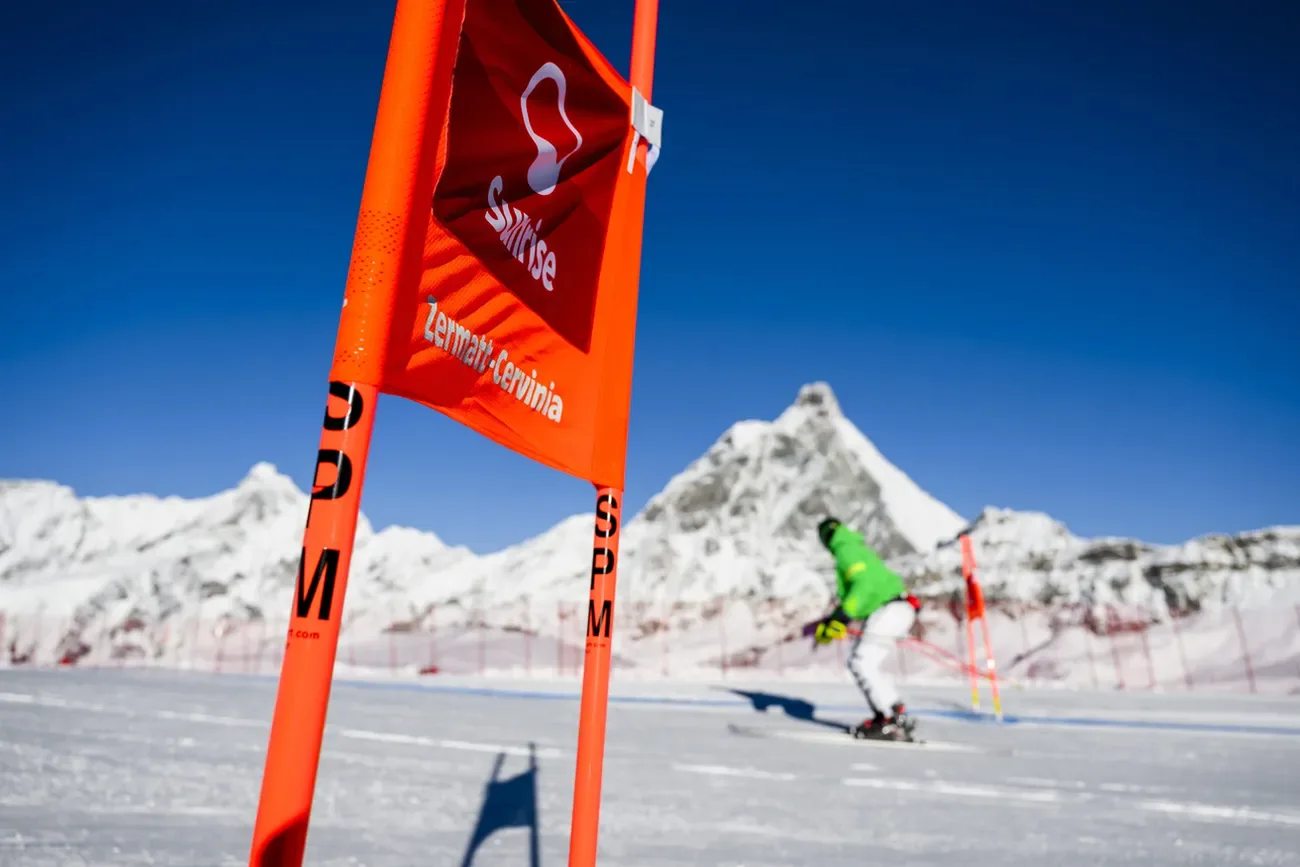 Piste da sci di Cervinia con strutture ai bordi delle piste