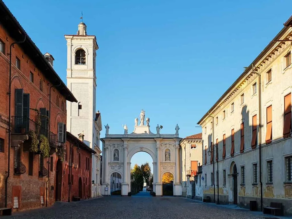 Cherasco, cittadina barocca alle porte delle Langhe