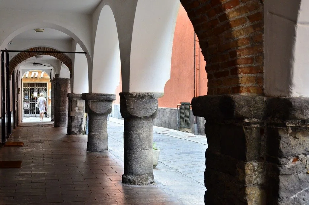 I portici e i caruggi del centro storico di Chiavari
