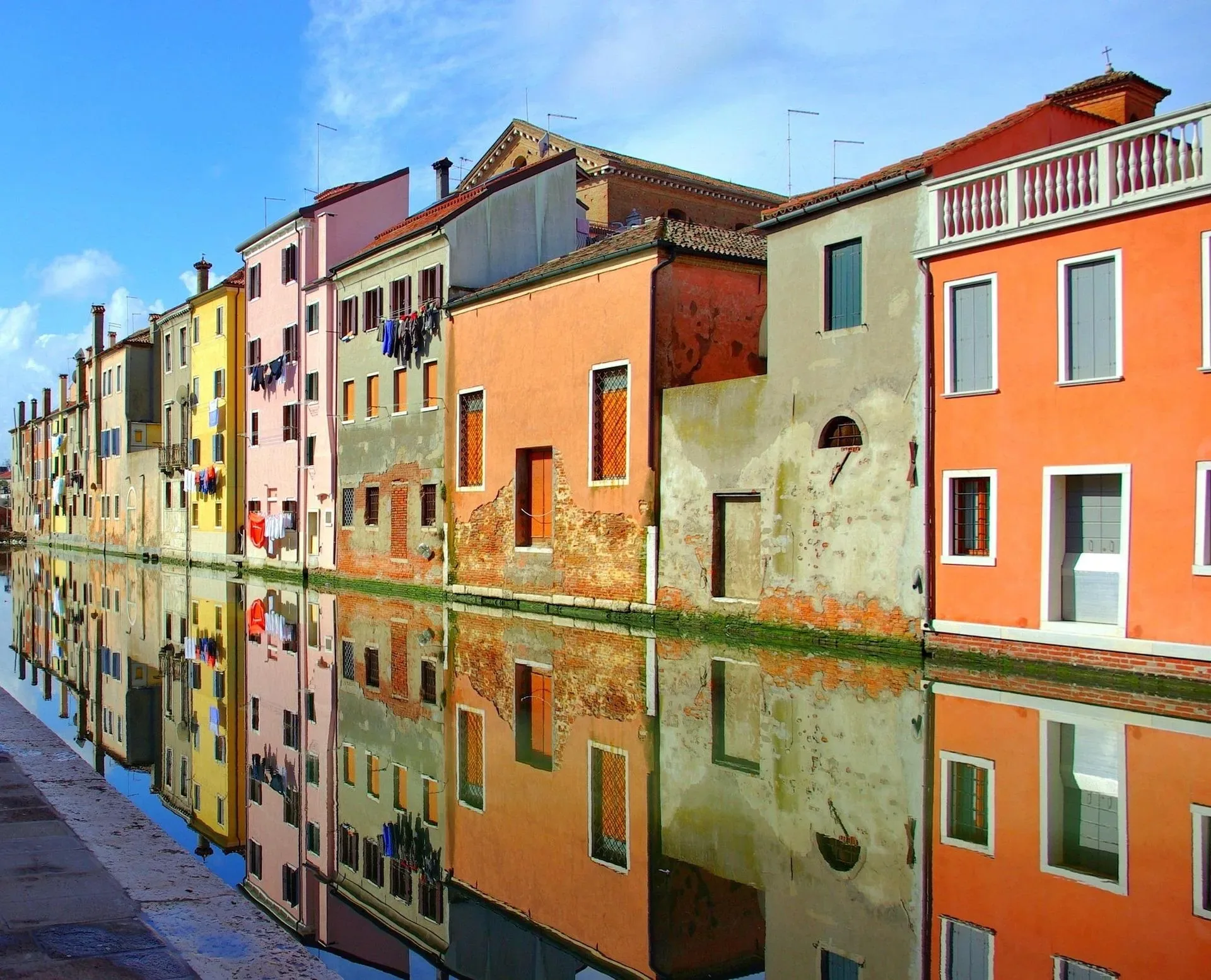 Il Canal Vena a Chioggia con le barche e i ponti