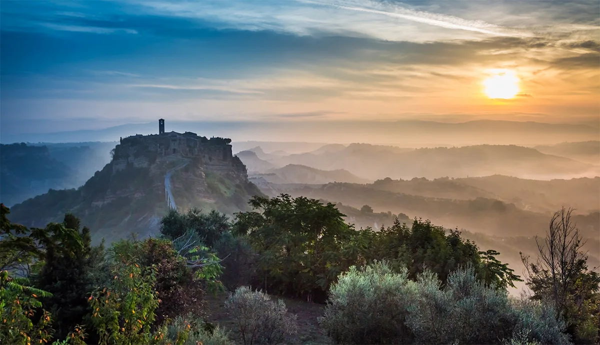 Civita di Bagnoregio sospesa sui calanchi nella Tuscia, il borgo simbolo dove conviene dormire in zona