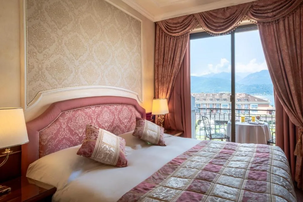 Classic Double Room with lake or side pool view — Grand Hotel Dino
