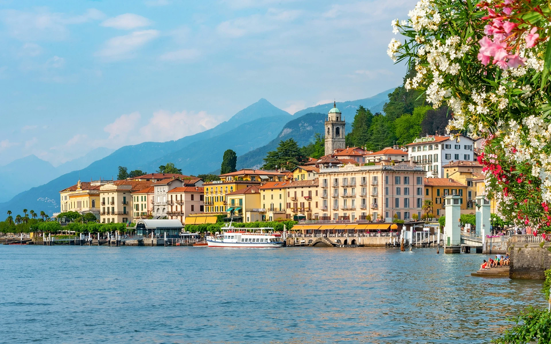 Il lungolago di Como con il Duomo e le montagne sullo sfondo