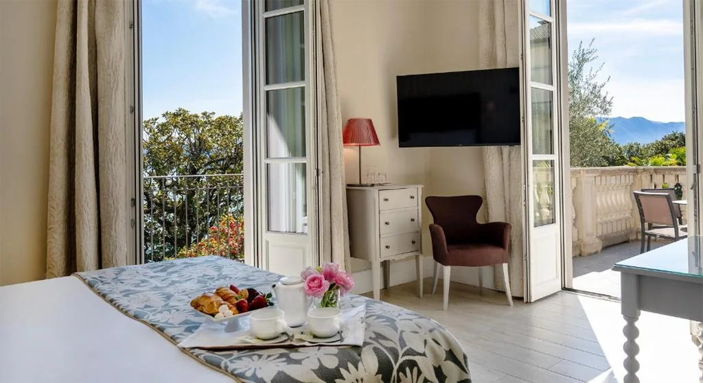 Corner Room with Lake View — Park Hotel Italia