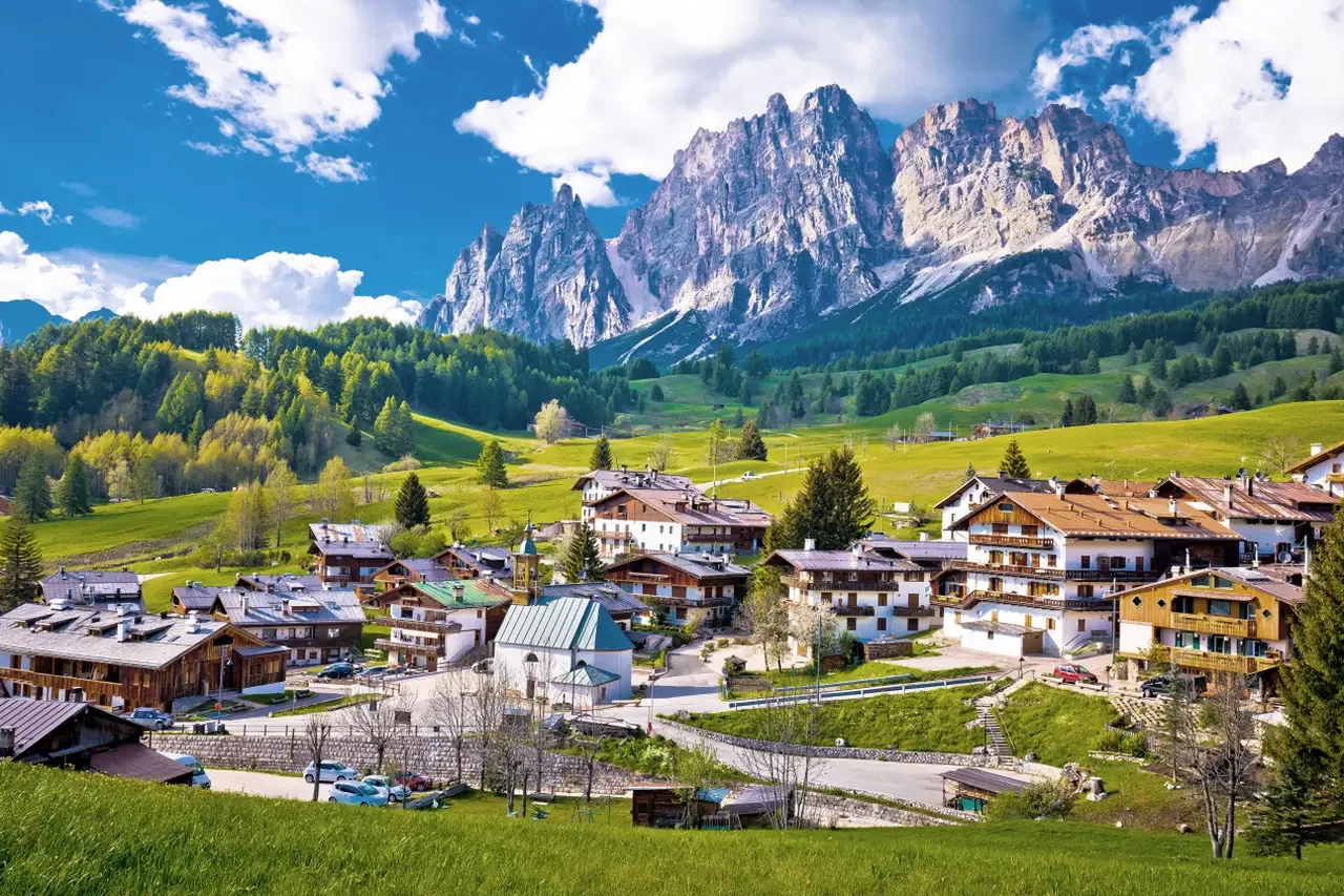 Cortina d'Ampezzo circondata dalle Dolomiti