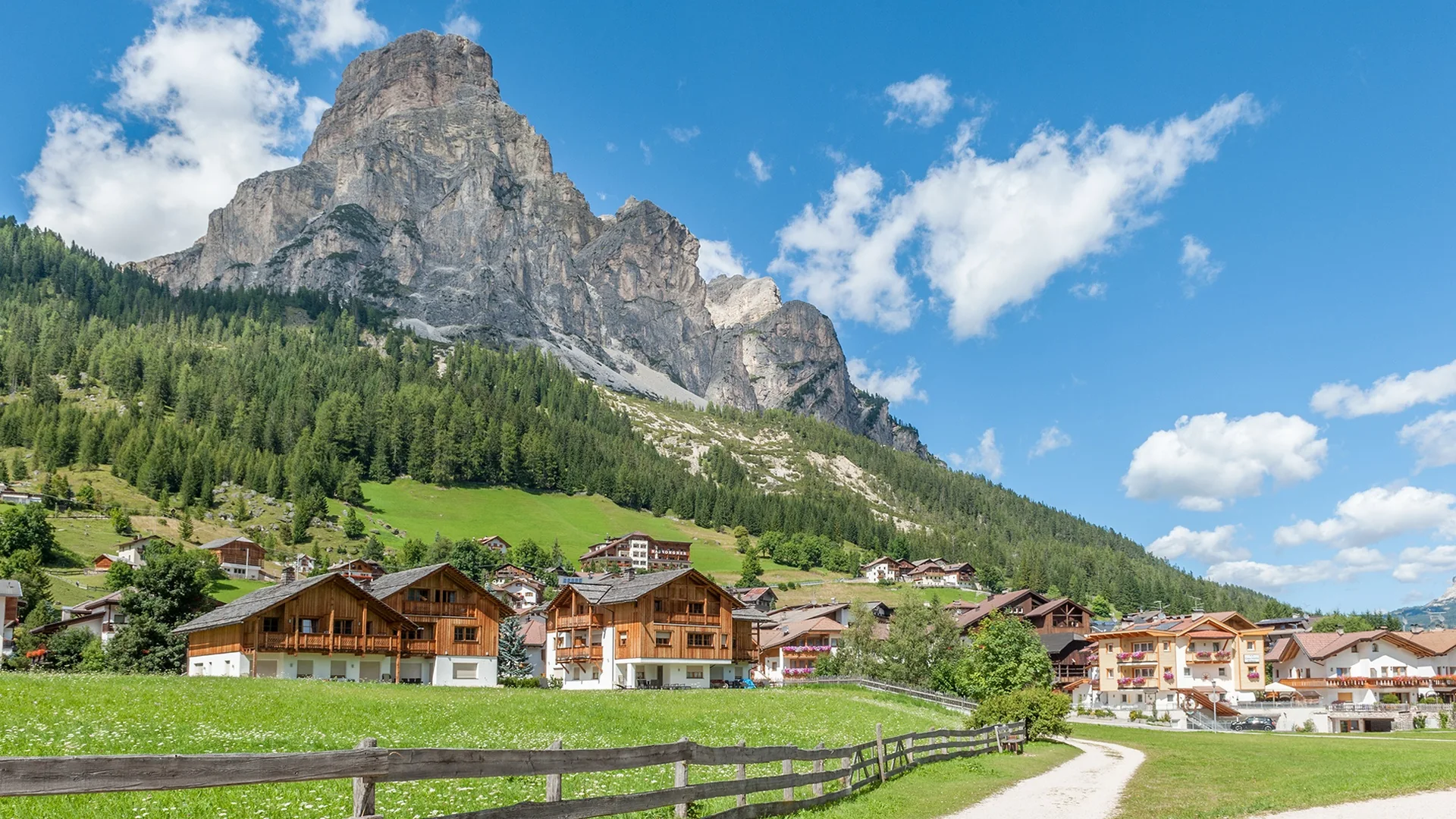 Corvara in Alta Badia ai piedi del Sassongher, con le piste da sci