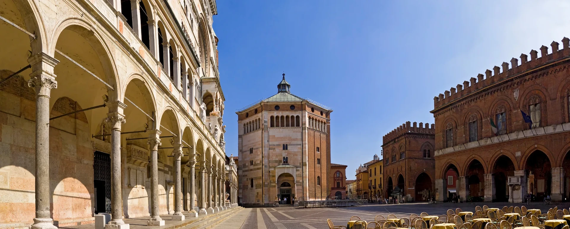 Piazza del Comune a Cremona con il Duomo e il Torrazzo