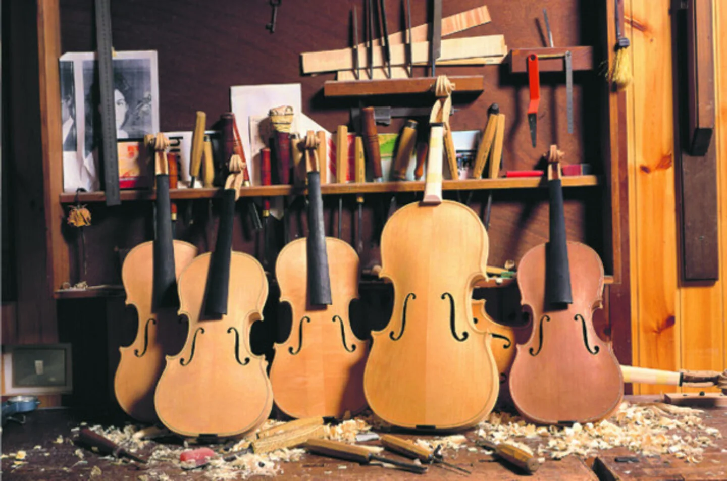 Un violino in una bottega di liuteria a Cremona