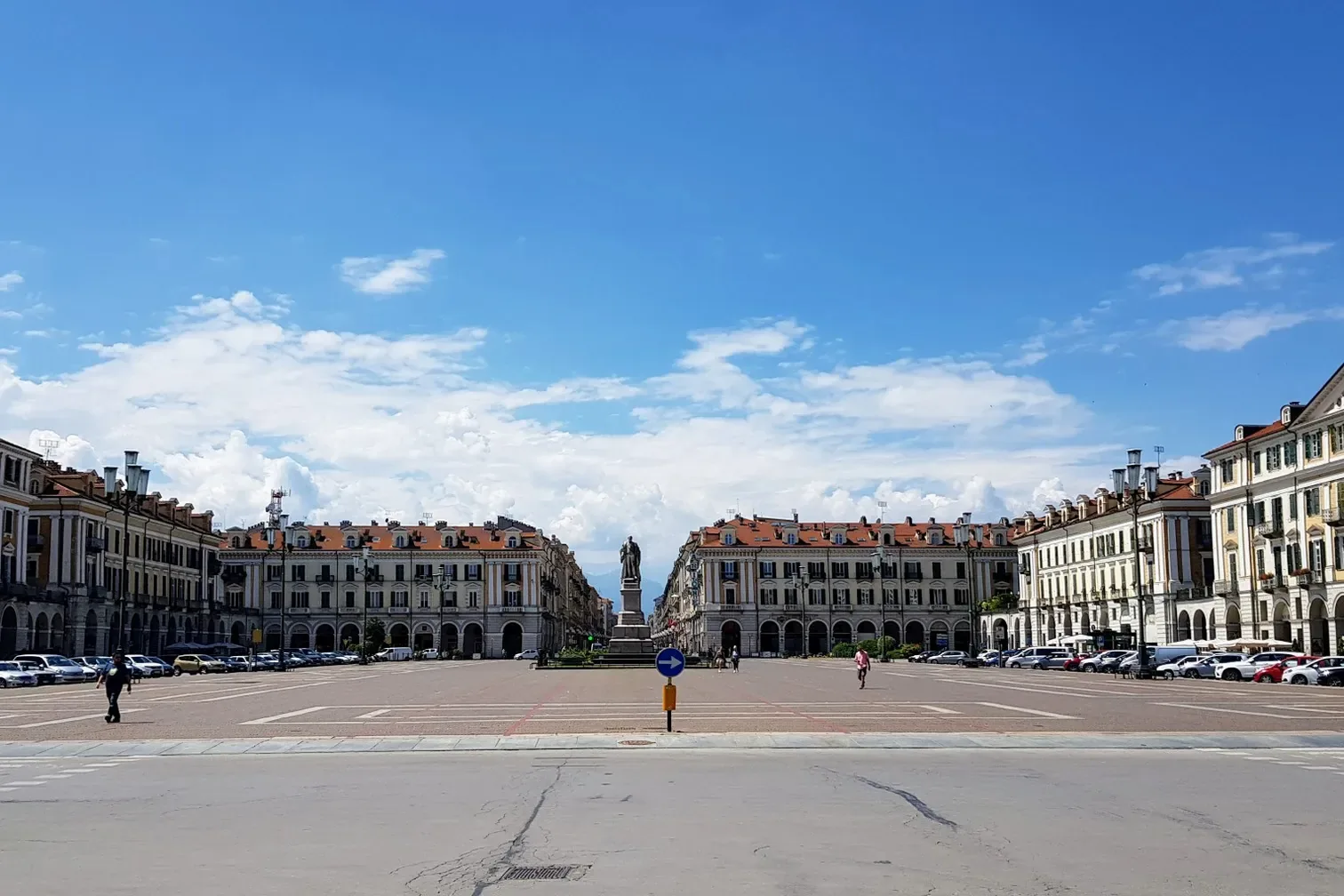 Il centro di Cuneo con i lunghi portici e Piazza Galimberti