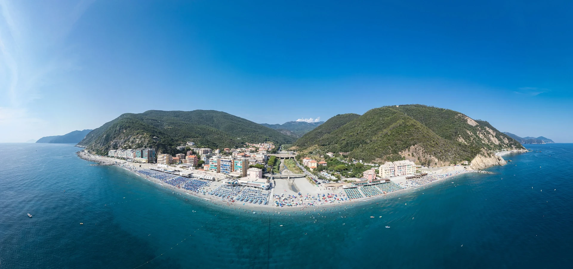La spiaggia e il lungomare di Deiva Marina