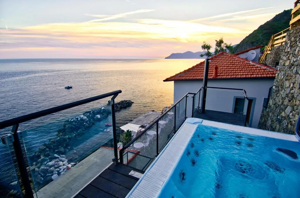Deluxe Double room with Balcony and Jacuzzi sea view — Crêuza de Mä