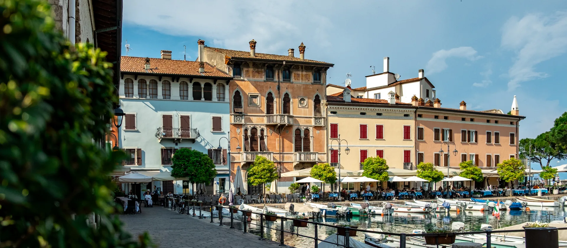 Il porto vecchio di Desenzano del Garda con le barche e i palazzi