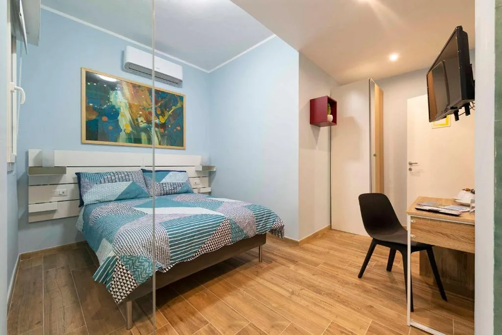 Double bedroom with French bed and private Bathroom — RomeCookSea Guest House