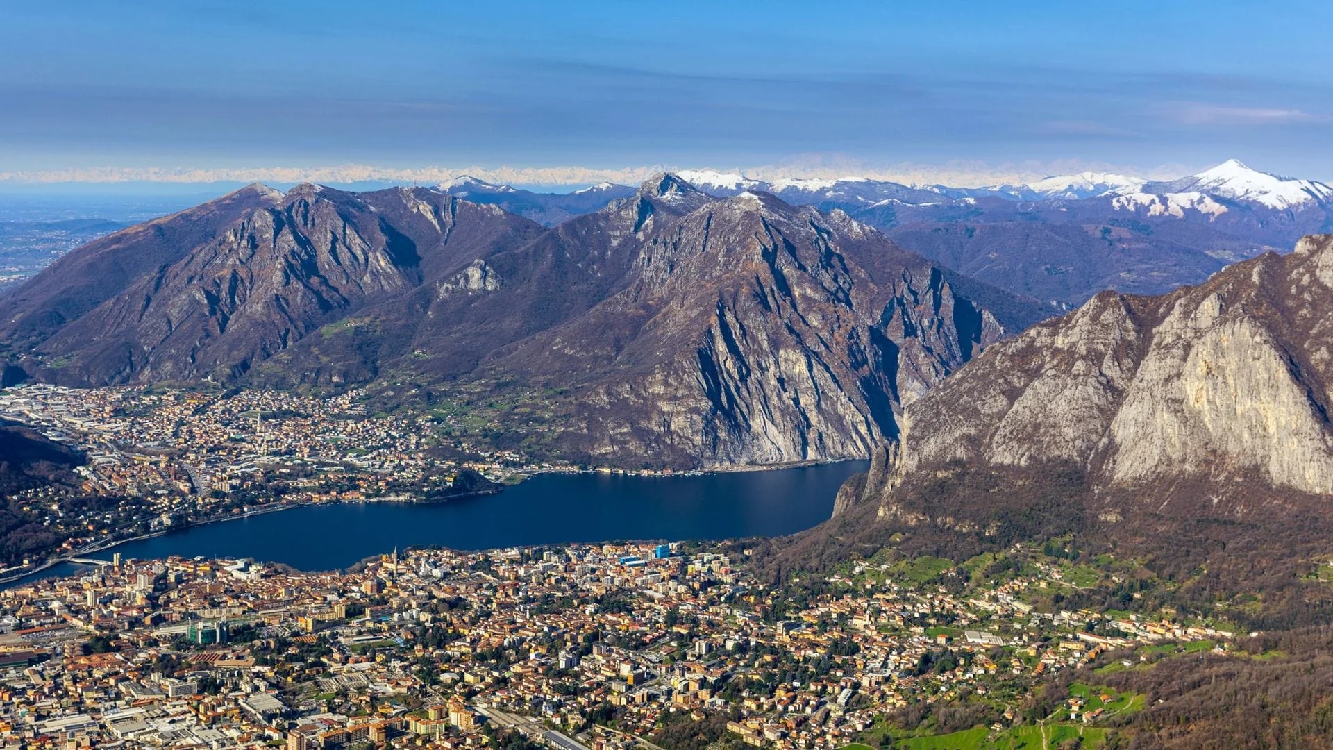 Dove dormire a Lecco: il lungolago, i monti e i Promessi Sposi