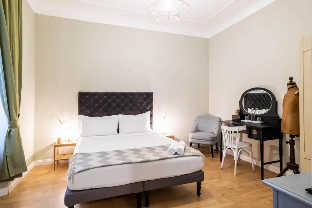 Due Camere Adiacenti con Bagno Privato Esterno — La Piazzetta Rooms & Apartments