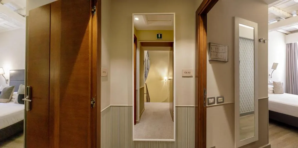 Due Camere Comunicanti — Condotti Palace