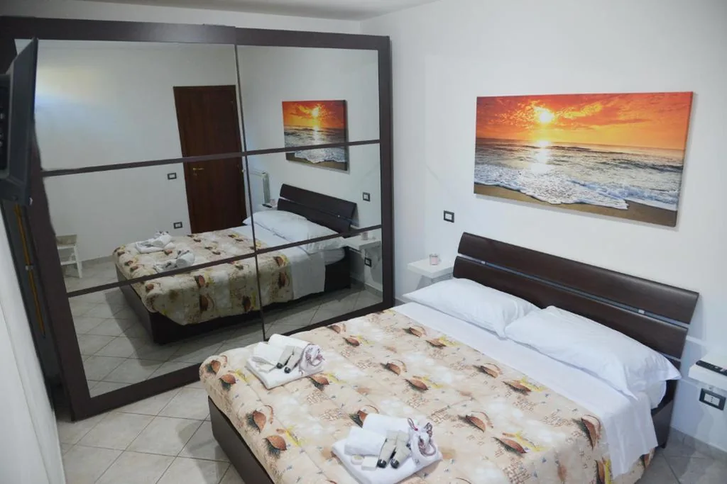 Elis Home 6′ FCO Airport, 5′ Beach, 3′ Rome