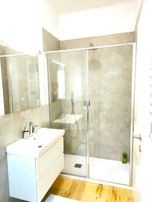 Appartamento “Laghetto 1” con tre camere e bagni privati cucina in condivisione — foto 3