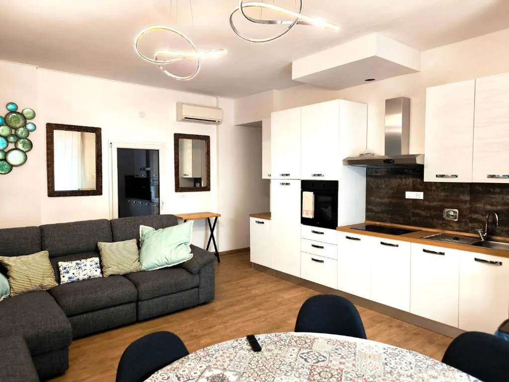 Appartamento “Laghetto 1” con tre camere e bagni privati cucina in condivisione — foto 4