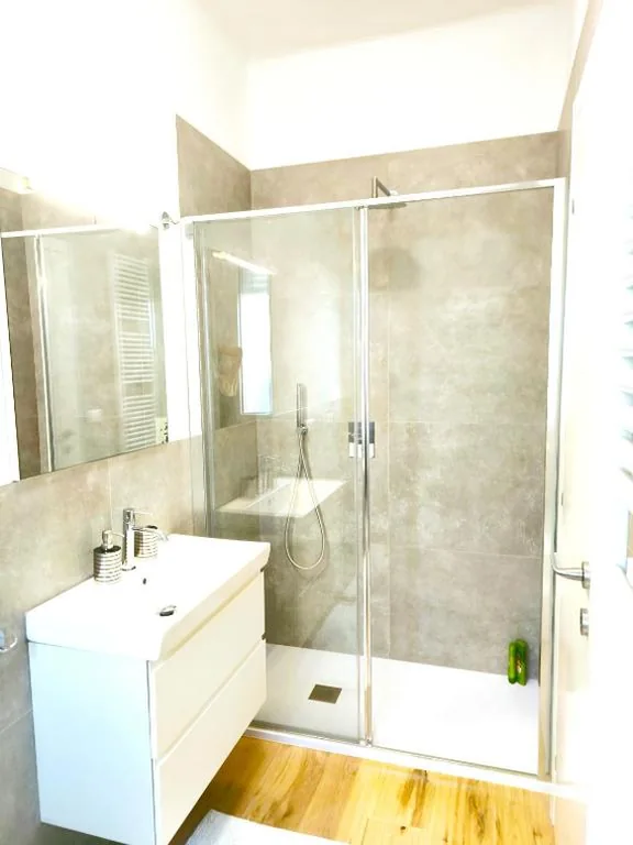 Appartamento “Laghetto 1” con tre camere e bagni privati cucina in condivisione — foto 8