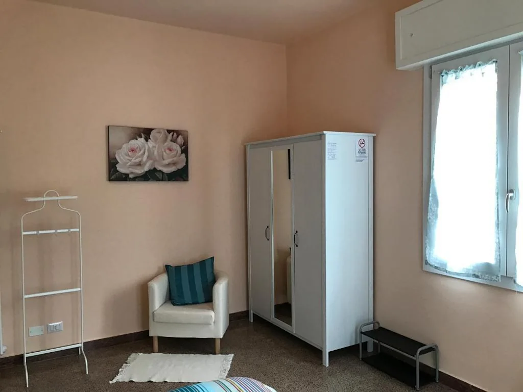 Camera Doppia con Letti Singoli e Bagno in Comune — Affittacamere Le Rose
