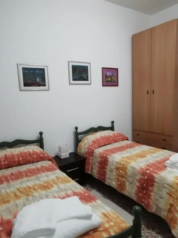Camera Doppia con Letti Singoli e Bagno in Comune — Affittacamere Mark