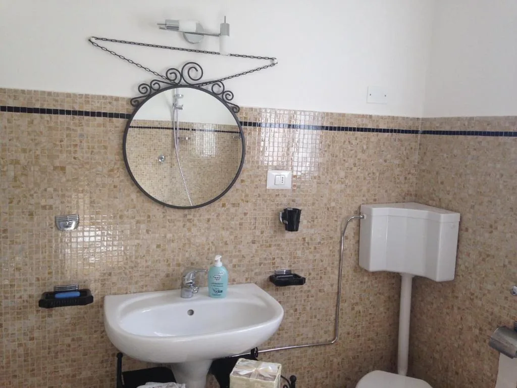 Camera Matrimoniale con Bagno in Comune — Affittacamere Le Rose