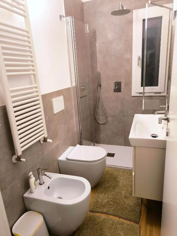 Double Room with Private Bathroom — Appartamento “Laghetto 1” con tre camere e bagni privati cucina in condivisione