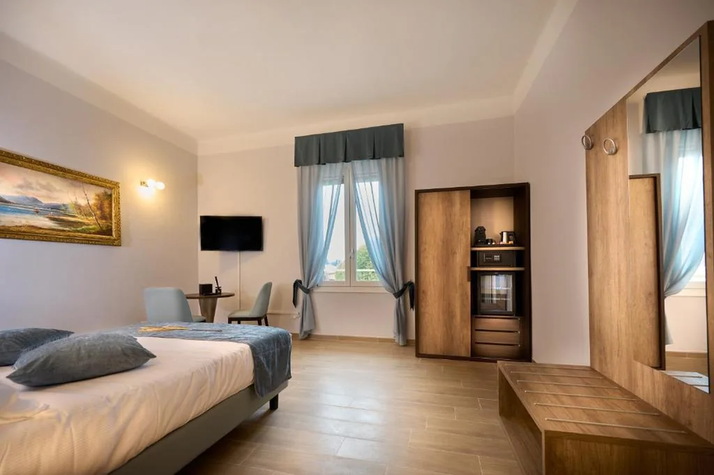 Camera Matrimoniale con Bagno Privato Esterno — D’AZEGLIO 62 LUXURY ROOMS