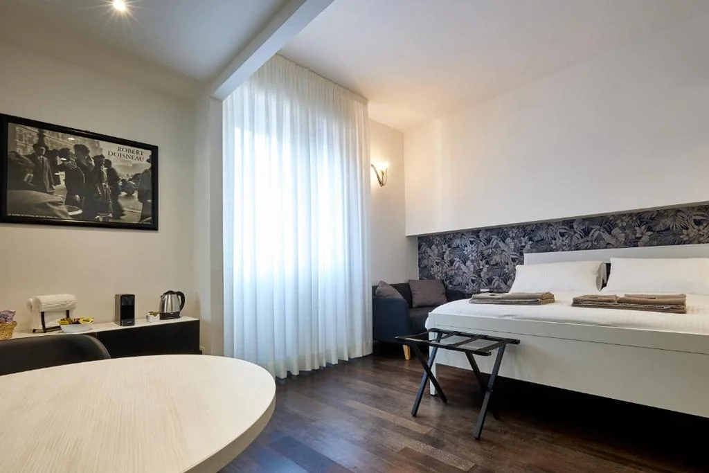 Camera Matrimoniale con Bagno Privato — Suite in Town