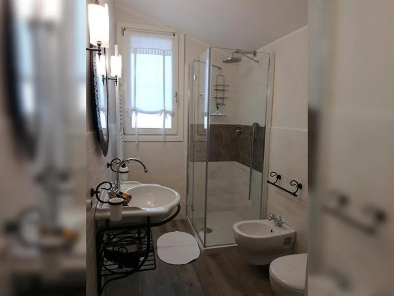Camera Matrimoniale Deluxe con 1 Letto Supplementare — B&B Nadine Forlì – boutique eco stay con parcheggio gratuito