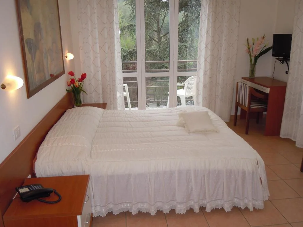 Camera Matrimoniale/Doppia con Letti Singoli — Albergo Elvira