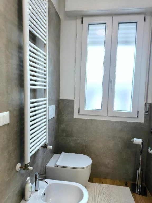 Double or Twin Room — Appartamento “Laghetto 1” con tre camere e bagni privati cucina in condivisione