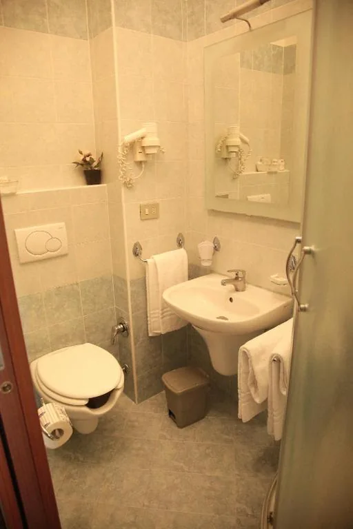 Camera Matrimoniale/Doppia con Letti Singoli con Bagno Privato — Albergo Garisenda con terrazza panoramica sulle Due Torri