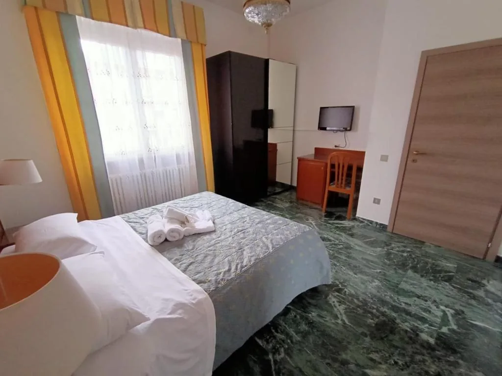 Camera Matrimoniale/Doppia con Letti Singoli con Bagno Privato — Domus Cesena