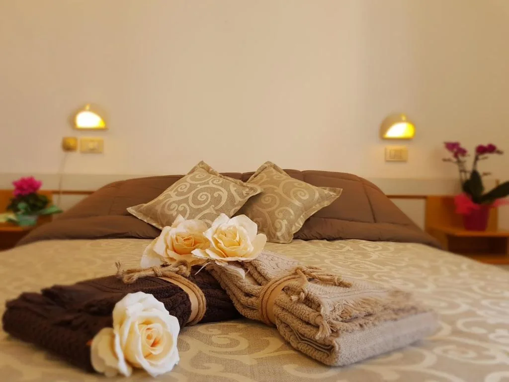 Camera Matrimoniale/Doppia con Letti Singoli con Balcone — HOTEL ROMANTICA