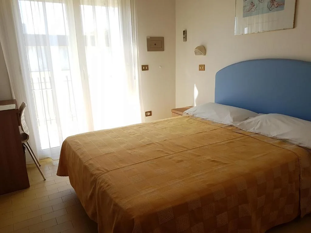 Camera Matrimoniale Piccola con Balcone — Hotel La Falena