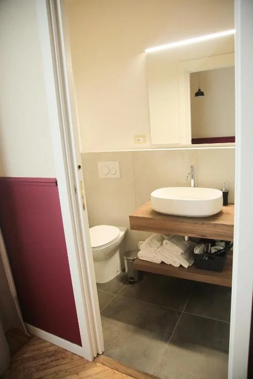 Camera Matrimoniale Superior con Bagno Privato — Albergo Garisenda con terrazza panoramica sulle Due Torri