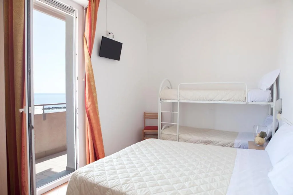 Camera Quadrupla con Vista Mare — Hotel Salsedine