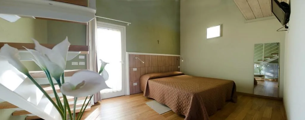 Camera Quadrupla Deluxe con Accesso Piscina — Osteria e Locanda Del Viaggiatore