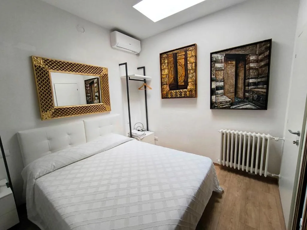 Single Room — Appartamento “Laghetto 1” con tre camere e bagni privati cucina in condivisione