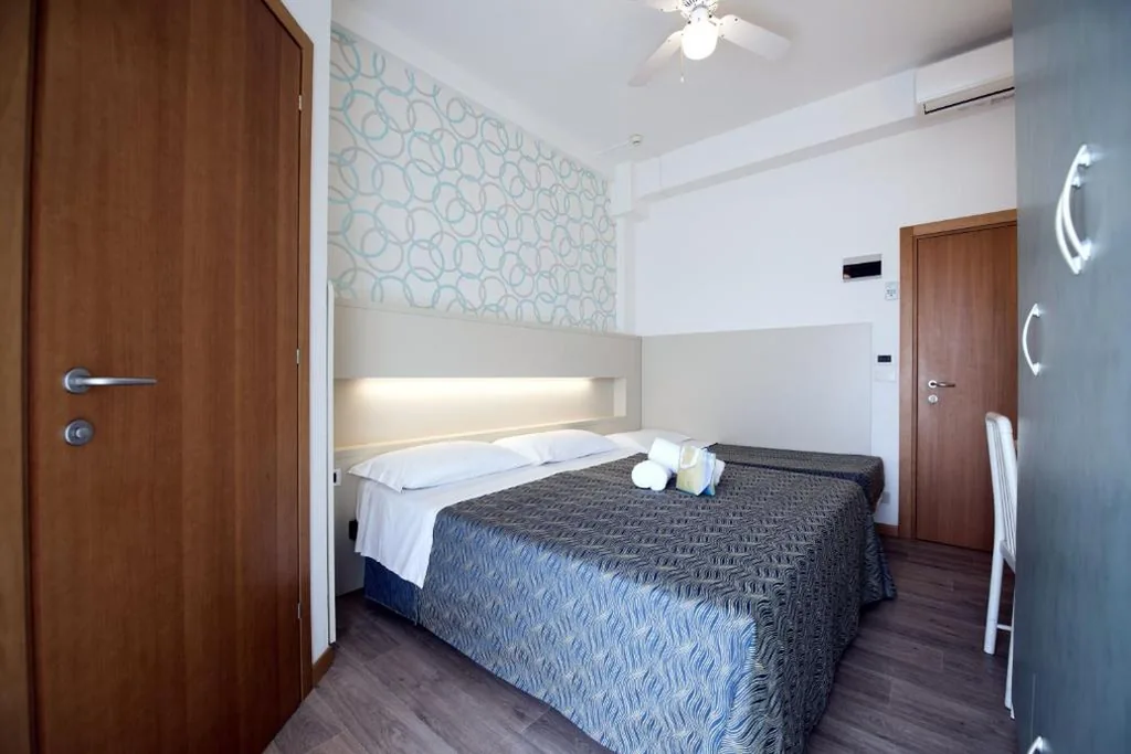 Triple Room with Bathroom — Hotel Seven