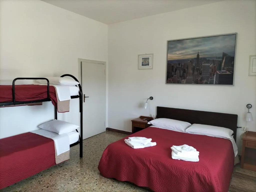 Camera Tripla con Bagno in Comune — Affittacamere Mark