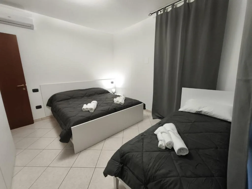 Triple Room with Shared Bathroom — Atmosphere Guest House Rubiera
