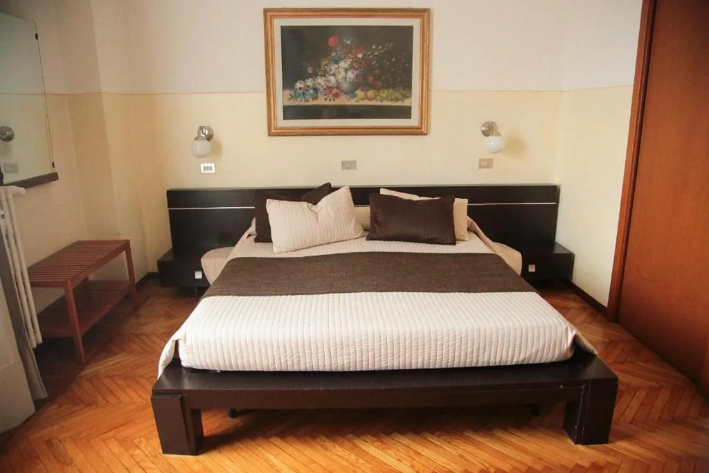 Camera Tripla con Bagno Privato — Albergo Garisenda con terrazza panoramica sulle Due Torri