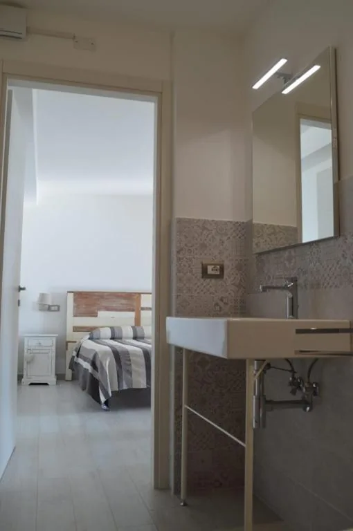 Camera Tripla — Il Pavone Errante