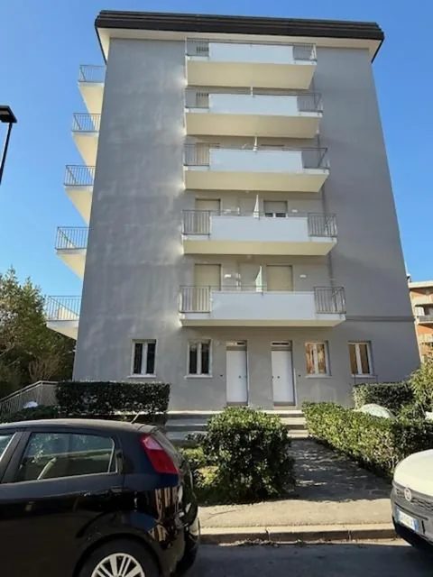 VIOLA CON SERVIZIO SPIAGGIA – LIDO ADRIANO — foto 5