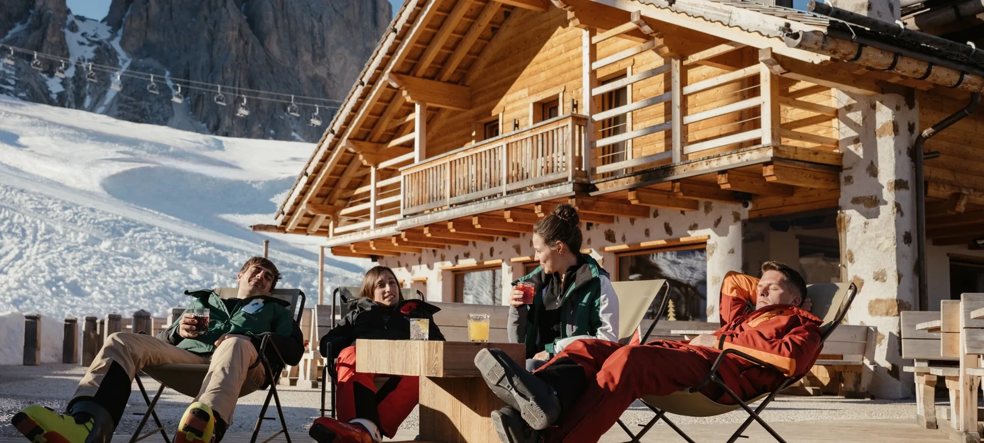 Una famiglia sulle piste soleggiate del Trentino