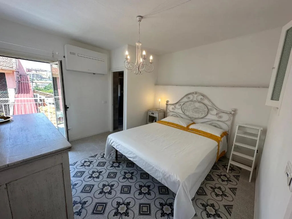 Fabulous yellow room with terrace and sea view Mottino23